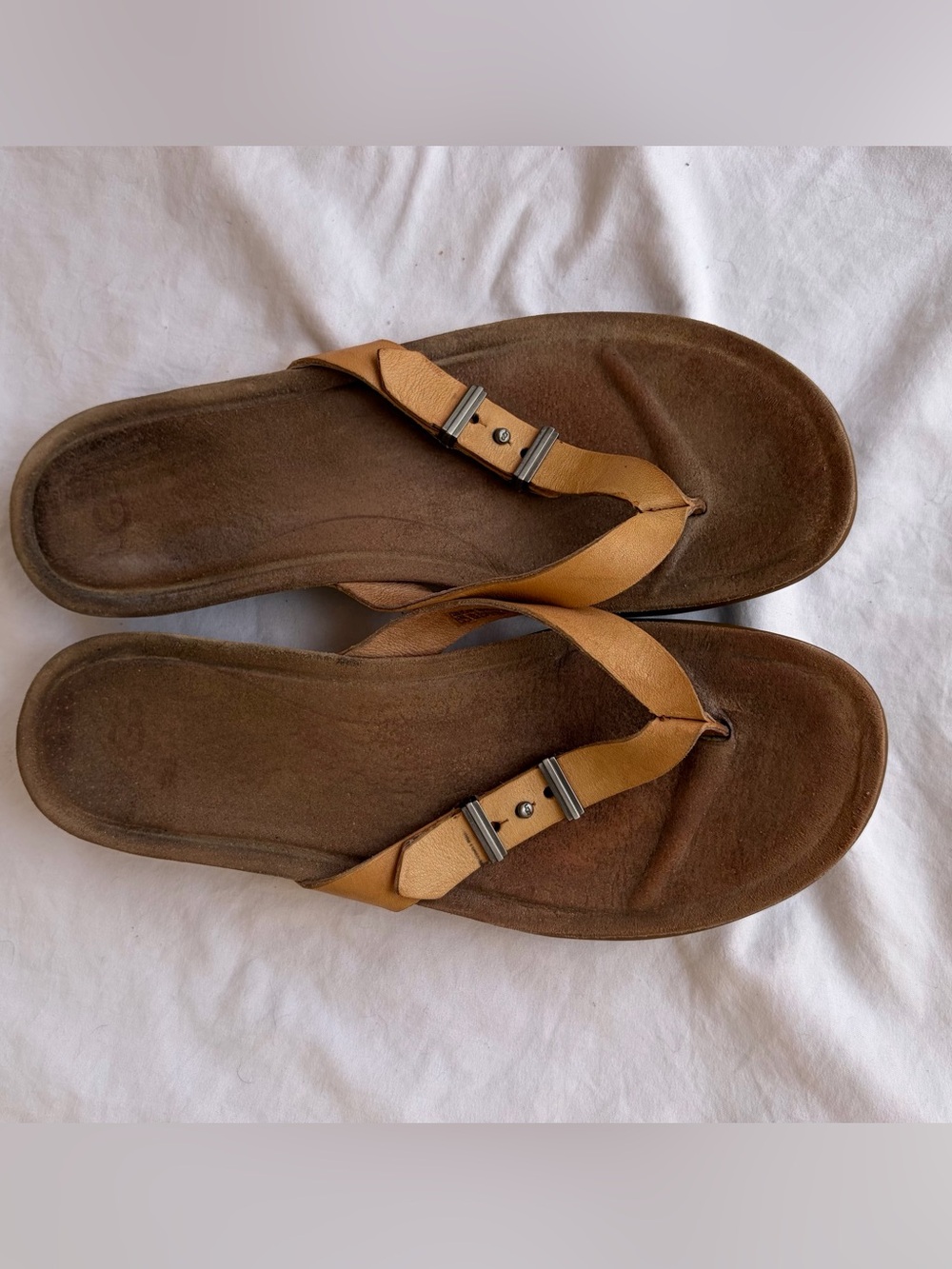 UGG Tan Leather Flip Flop Sandals  arch support comfy Sz 9